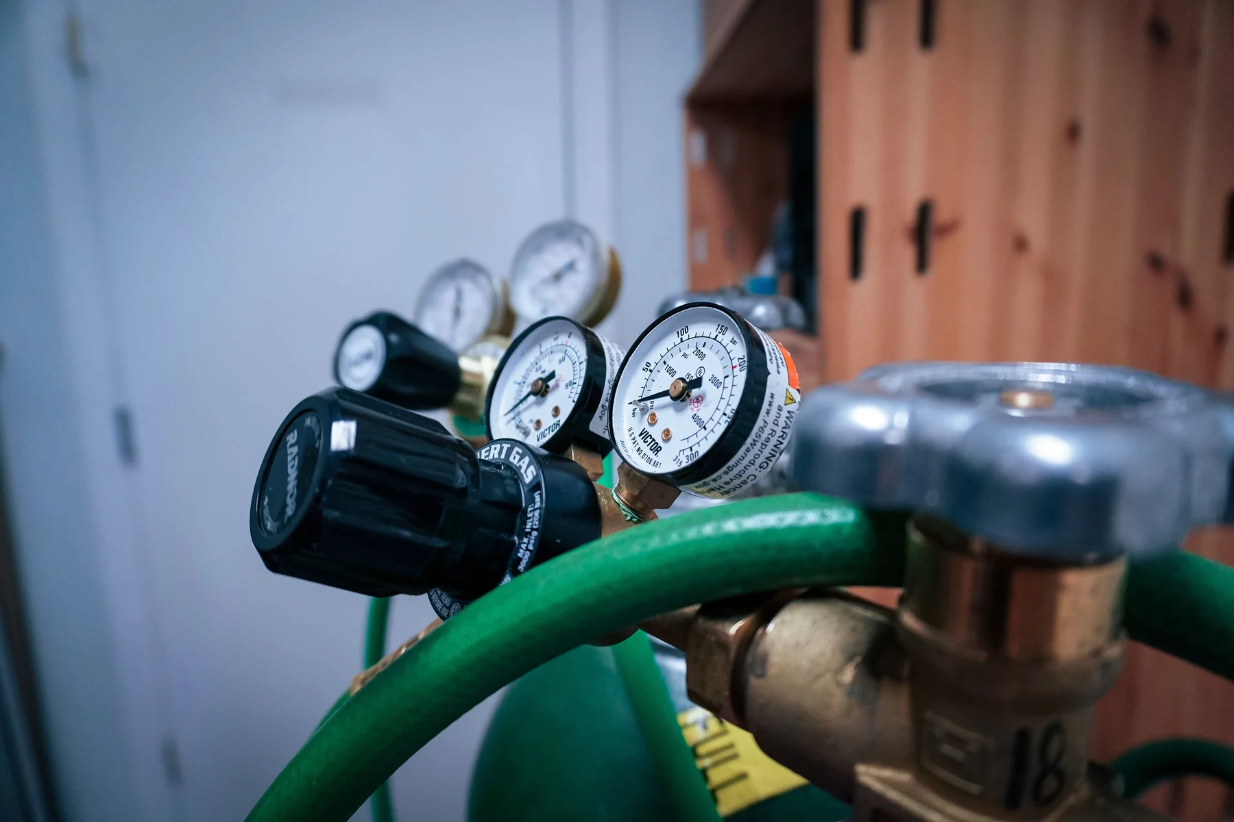Manomètres et détendeurs sur des équipements gaz en atelier