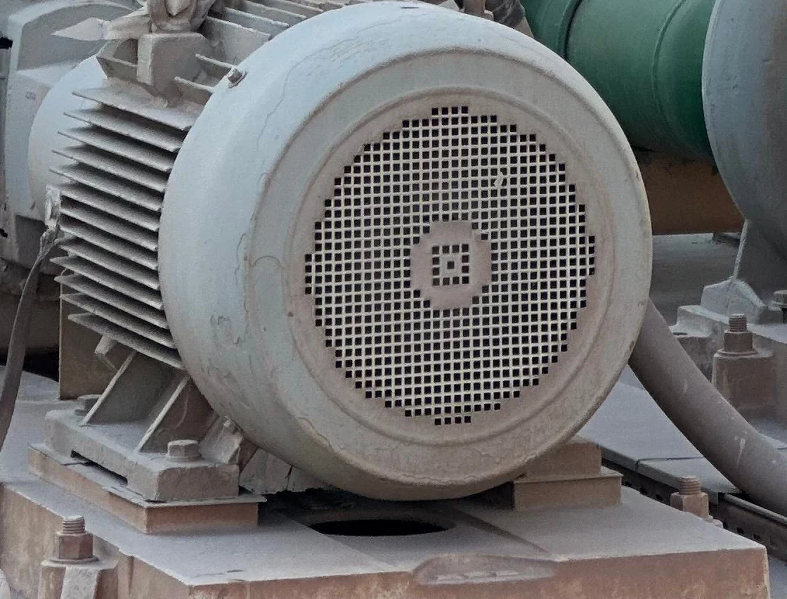 Un moteur électrique sur un ensemble de pompage industriel